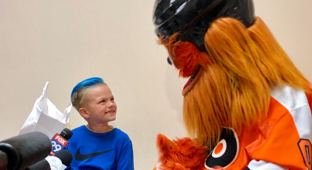 Gritty surprises 7-year-old superfan in the hospital