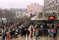 <p>Los habitantes de la capital rusa se volvieron locos y se formaron colas kilométricas a las puertas del establecimiento de hasta seis horas para poder entrar. (Foto: Vitaly Armand / AFP / Getty Images).</p> 