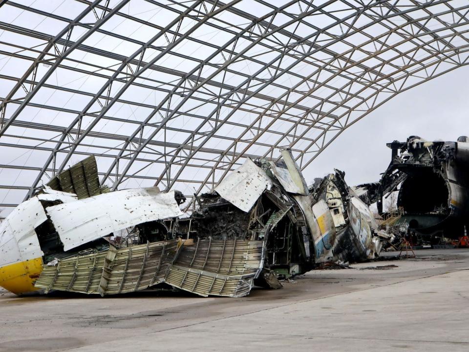 Wreckage of the An-225 with no debris around.