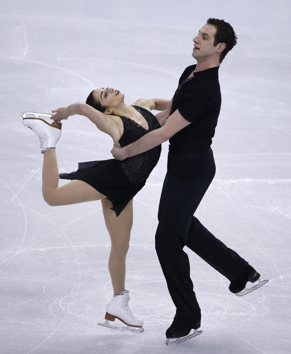 Marissa Castelli and Simon Shnapir skate during the pairs short program at the U.S. Figure Skating Championships in Boston, Thursday, Jan. 9, 2014. (AP Photo/Elise Amendola)