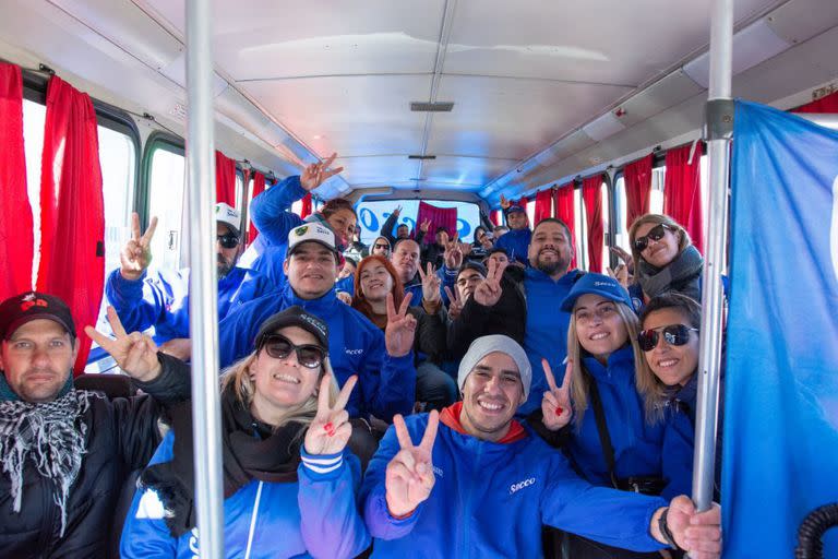 Colectivos de militantes ya salieron desde Ensenada hacia la Plaza de Mayo