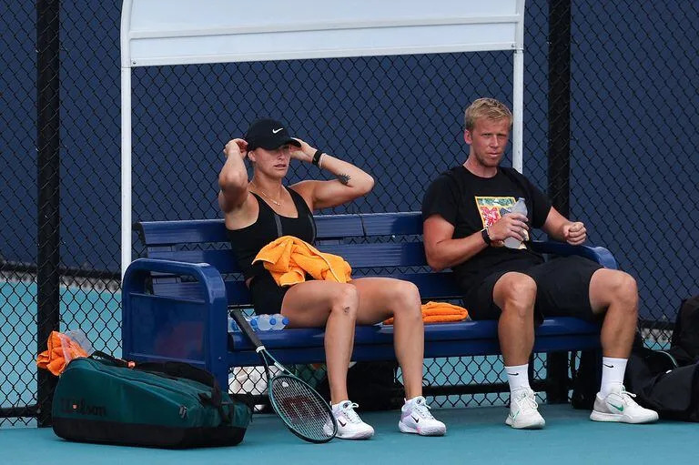 Aryna Sabalenka y un descanso durante la sesión de práctica del miércoles en el predio del Miami Open 