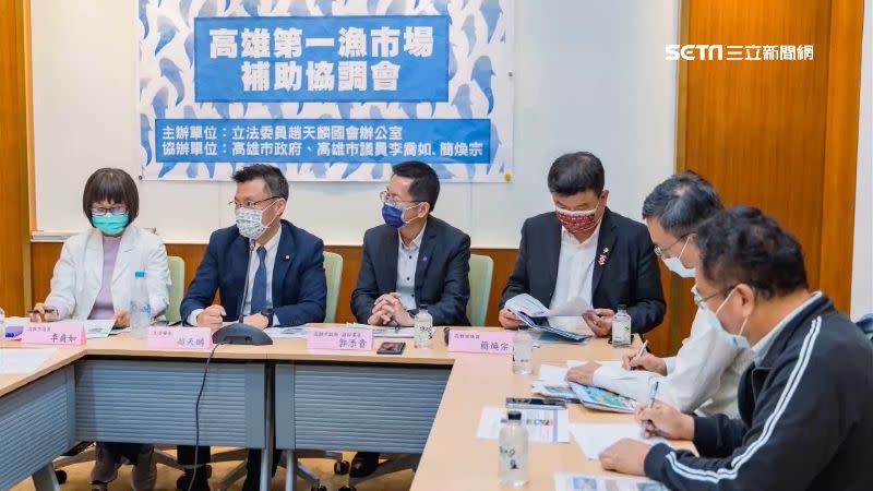 透過立委趙天麟（左二）爭取，農委會拍板補助3千萬改造老魚市場。