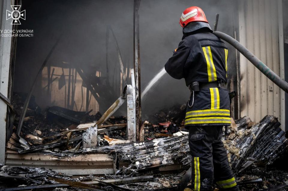 Un bombero trabaja en un sitio de instalaciones de almacenamiento en Odesa, Ucrania, golpeado durante los ataques con misiles y aviones no tripulados rusos (a través de REUTERS)