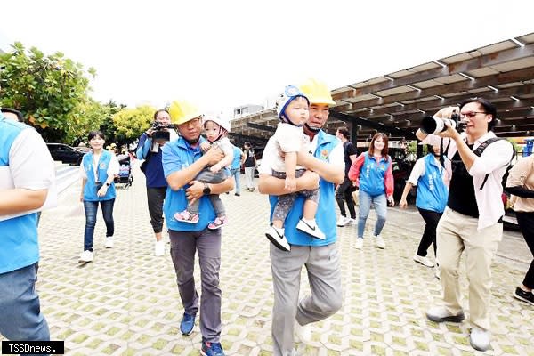 苗栗縣因應「九二一國家防災日」震撼教育0至十二歲嬰幼兒演練逼真到位。（記者江乾松攝）