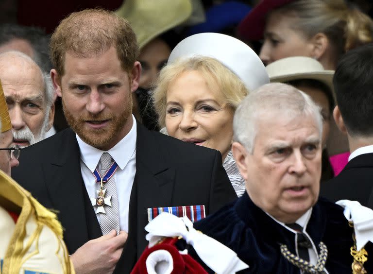 El príncipe Harry de Inglaterra, duque de Sussex, y el príncipe Andrés abandonan la Abadía de Westminster tras la ceremonia de coronación del rey Carlos de Inglaterra y la reina Camilla, en Londres, el sábado 6 de mayo de 2023. 