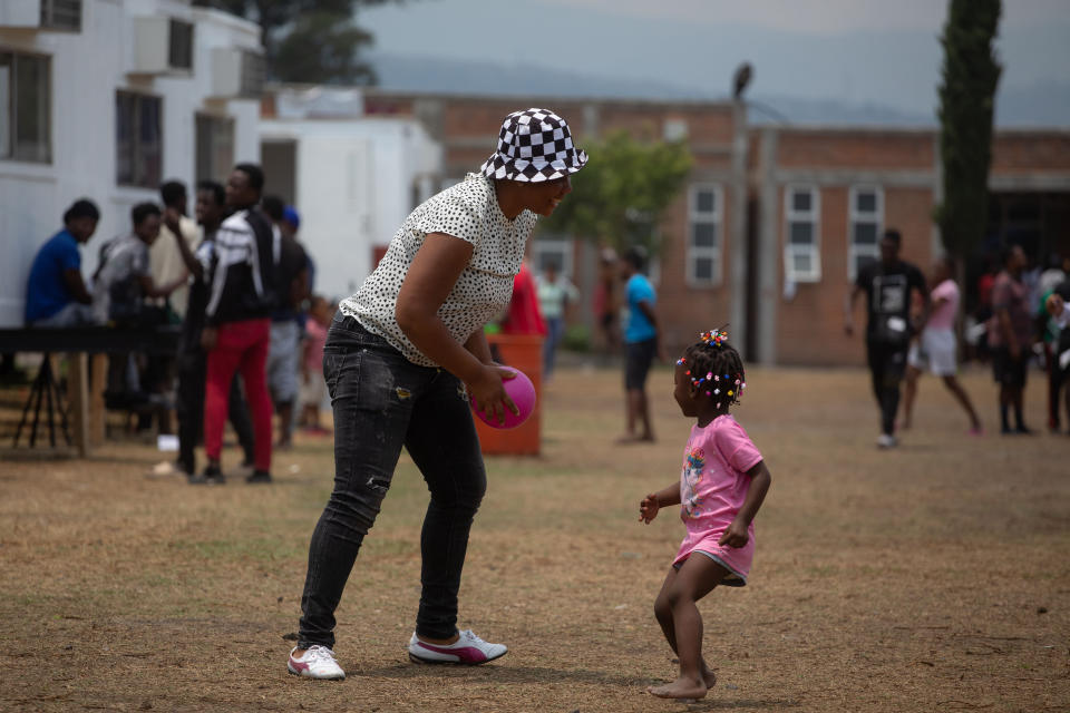 Una madre y una hija haitianas juegan antes de ingresar al albergue de Tláhuac, en mayo pasado. (Daniel Cárdenas/Anadolu Agency via Getty Images)