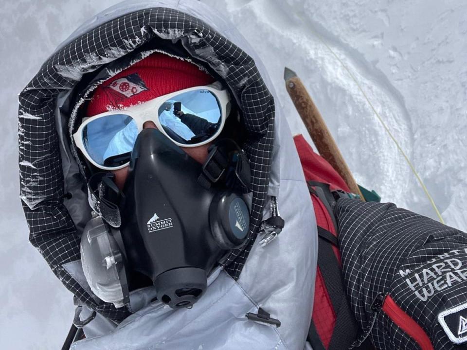 Madison mit einer Sauerstoffmaske auf dem Mount Everest. - Copyright: Mit freundlicher Genehmigung von Garrett Madison.