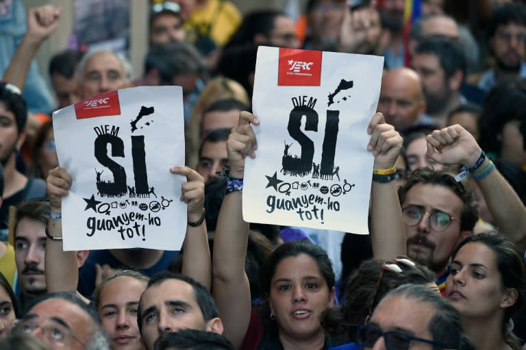 'Yes': Thousands of protestors rallied in Barcelona after police detained Catalan officials ahead of an independence referendum