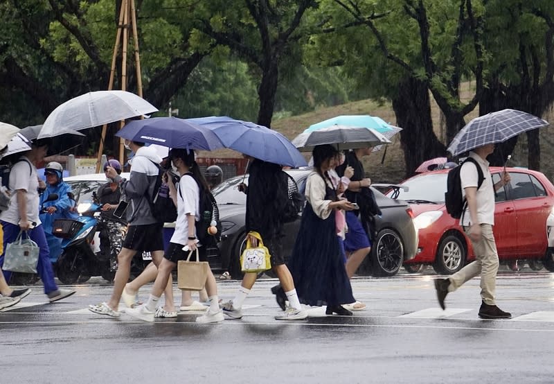 高雄現雨勢  民眾撐傘過馬路（1） 鋒面過境，全台天氣不穩定，根據中央氣象署統計， 25日截至下午5時30分，累積雨量最高的出現在高雄 市新興區，達137.5毫米。圖為高雄市新興區街頭民眾 撐傘過馬路。 中央社記者董俊志攝  113年4月25日 