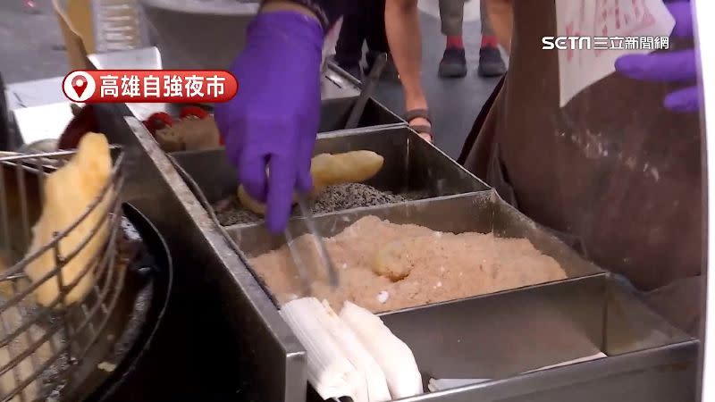 高雄自強夜市的白糖粿，吸引顧客一再造訪品嚐。