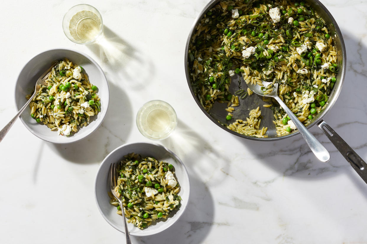 Orzo de un solo sartén con espinacas, queso feta y eneldo, en Nueva York, el 21 de septiembre de 2020. (Christopher Simpson/The New York Times)