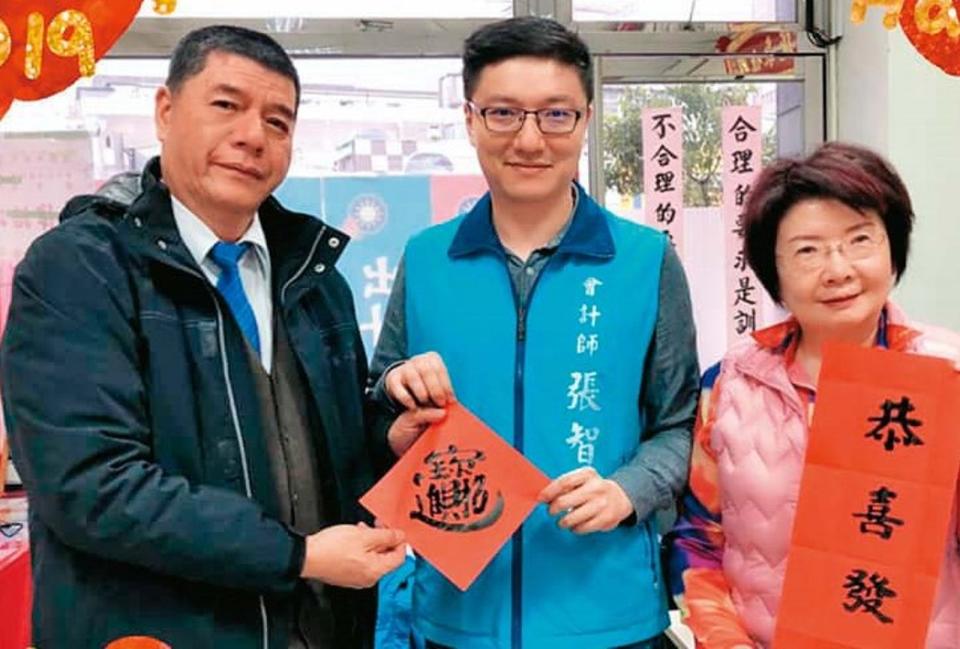 國民黨前立委張慶忠（左）及妻子新北市議員陳錦錠（右），今年推派次子張智倫（中）參選立委。（翻攝張慶忠陳錦錠臉書）