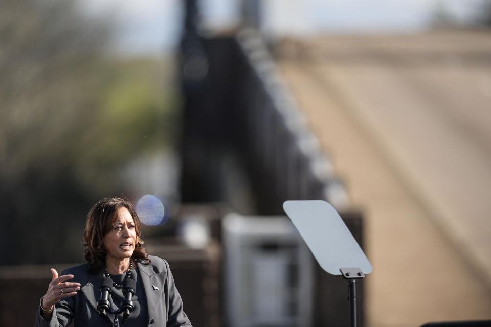 La vicepresidenta Kamala Harris habla antes de cruzar con otras personas el puente Edmund Pettus para conmemorar el 59no aniversario de la marcha del Domingo Sangriento de 1965 en pro del derecho al voto, el domingo 3 de marzo de 2024, en Selma, Alabama. (AP Foto/Mike Stewart)