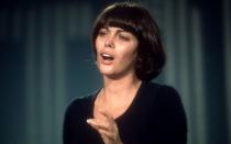 Weit mehr als nur eine Schlagerinterpretin: Mireille Mathieu galt in Frankreich bereits als "neue Piaf", noch bevor sie als "Spatz aus Avignon" auch hierzulande zum Star avancierte. Mit "Akropolis Adieu" und "La Paloma Ade" landete sie riesige Hits in Deutschland, weltweit gilt die heute 74-Jährige als eine der erfolgreichsten französischsprachigen Sängerinnen aller Zeiten. (Bild: Peter Bischoff/Getty Images)