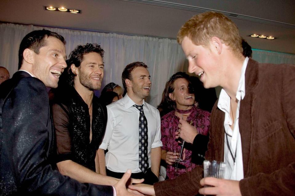 Harry en su encuentro con Mark Owen, Jason Orange, Howard Donald y Gary Barlow, miembros del mítico grupo Take That