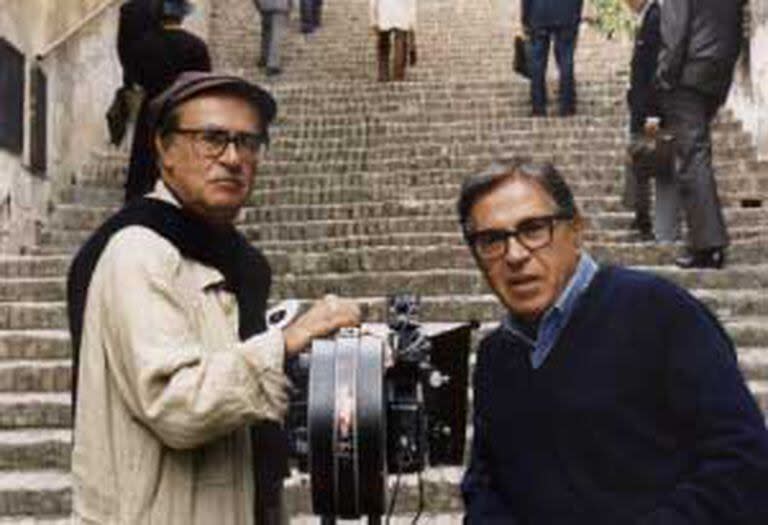 Paolo Taviani (a la derecha), junto a su hermano Vittorio, en el rodaje de Tú ríes (1998)