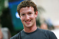 Descrizione: <b>Mark Zuckerberg</b> - imprenditore e fondatore di Facebook<br> Patrimonio netto: 28,4 miliardi di dollari (<a href="http://it.finance.yahoo.com/valute/convertitore/#from=USD;to=EUR;amt=28400000000" data-ylk="slk:guarda il cambio in euro;elm:context_link;itc:0;sec:content-canvas" class="link ">guarda il cambio in euro</a>)<br> Età: 27<br> Ricchezza accumulata in ogni ora di vita: <b>120.074 dollari</b>.<br> E' ancora lontano dall'Olimpo degli uomini più ricchi del Pianeta, ma il giovanissimo Zuckerberg ha ancora un sacco di strada davanti a sé.<br> Business Insider fornisce a proposito della ricchezza da lui accumulata nei suoi 27 anni di vita, un interessante elemento di riflessione. Nel 2007, prima che la crisi dei mutui subprime intaccasse le finanze di milioni di americani, il <b>patrimonio netto medio</b> negli Stati Uniti ammontava a 125.000 dollari. In altre parole, un'ora Mark Zuckerberg ha fruttato quanto l'<b>intera vita di un americano medio</b>. E il suo patrimonio potrebbe aumentare ancora grazie alla prossima <a href="http://it.notizie.yahoo.com/facebook-ipo/" data-ylk="slk:Ipo di Facebook;elm:context_link;itc:0;sec:content-canvas" class="link ">Ipo di Facebook</a>.