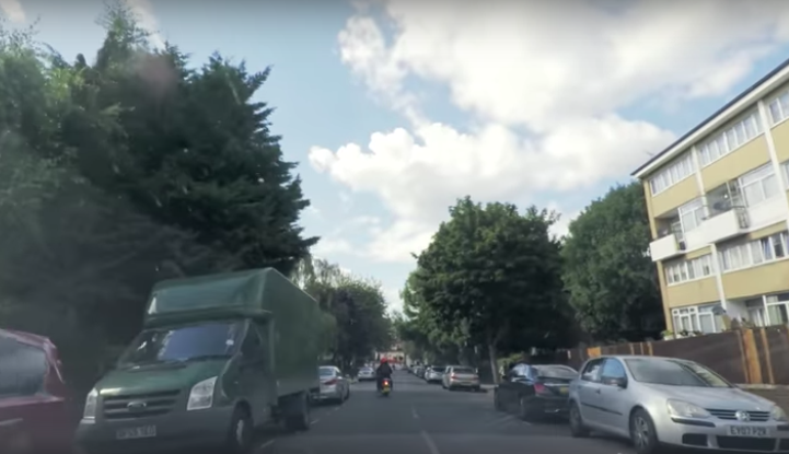 Estos ladrones no esperaban lo que ocurriría después de huir en moto. Foto: YouTube.