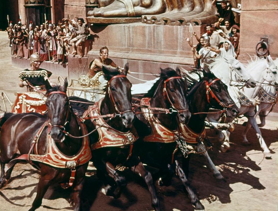 Dreieinhalb Stunden lang entführte Regisseur William Wyler das Publikum 1959 in das Palästina der Zeit Jesu und erhielt für seinen epochalen Monumentalfilm "Ben Hur" elf Oscars - nicht zuletzt wegen jener Szene, in der Charlton Heston als Jude Ben Hur seinem römischen Widersacher Messala in der Jerusalemer Rennbahn gegenübersteht. (Bild: Sunset Boulevard/Corbis via Getty Images)