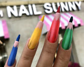 <p>Para el personal de Nail Sunny no hay nada imposible y la prueba son estas uñas de lápices de colores. (Foto: Instagram / <a rel="nofollow noopener" href="https://www.instagram.com/nail_sunny/" target="_blank" data-ylk="slk:@nailsunny;elm:context_link;itc:0;sec:content-canvas" class="link ">@nailsunny</a>). </p>