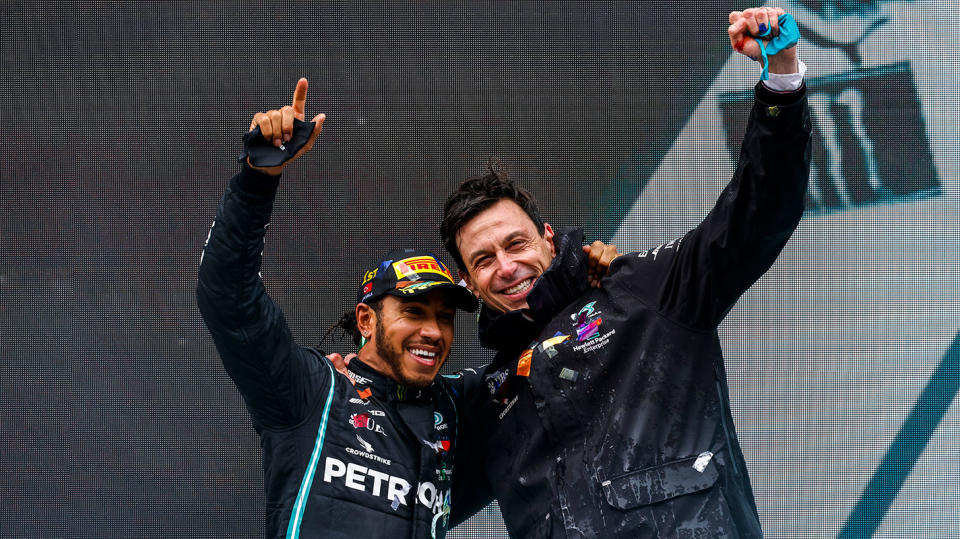 Hamilton與Mercedes車隊續約2021賽季