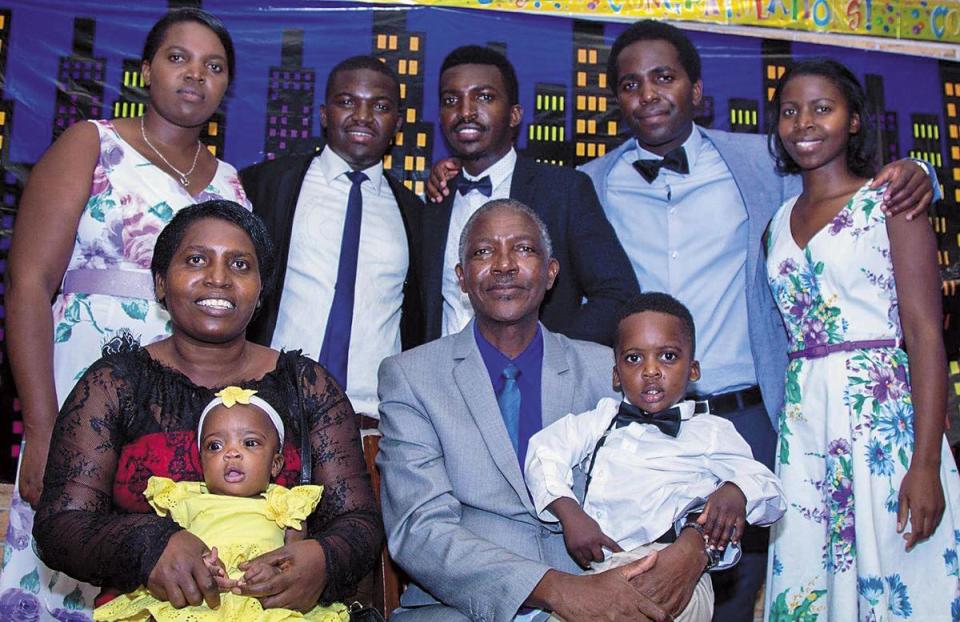 2009年，Amiel Nubaha（後排中間）與父母、兄弟姊妹在聯合國難民署安置計畫下移民澳洲，不再受飢餓貧窮之苦。（Amiel Nubaha提供）