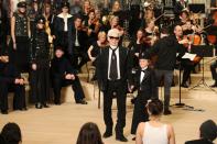 <p>Lagerfeld hat seine Zwischenkollektion für den Frühherbst vor prominenten Gästen in der Hamburger Elbphilharmonie präsentiert. Für Chanel machte er den Großen Saal des Konzerthauses erstmals zum Laufsteg. Die legendäre Pariser Modemarke stellte in der „Métiers d’Art“-Schau Entwürfe vor, welche die Handwerkskunst des an Chanel angegliederten Ateliers zeigen. (Bild: Gisela Schober/Getty Images) </p>