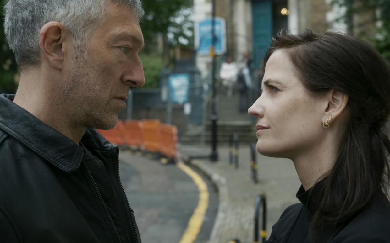 Unklare Lage, unklare Beziehung: Alison Rowdy (Eva Green) arbeitet für die englische Regierung, Gabriel Delage (Vincent Cassel) erledigt "schmutzige Jobs" für den französischen Geheimdienst. Als mysteriöse Super-Hacker die Londoner Infrastruktur angreifen, müssen die beiden Profis eingreifen.  (Bild: Apple TV+)