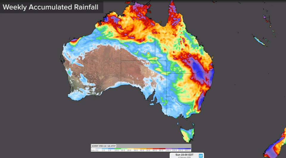 A Weatherzone forecast map shows that heavy falls are expected over parts of Queensland and NSW at 11pm on Sunday. Source: Weatherzone