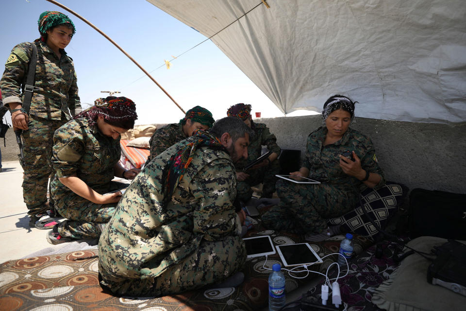 SDF fighters gather near Raqqa city