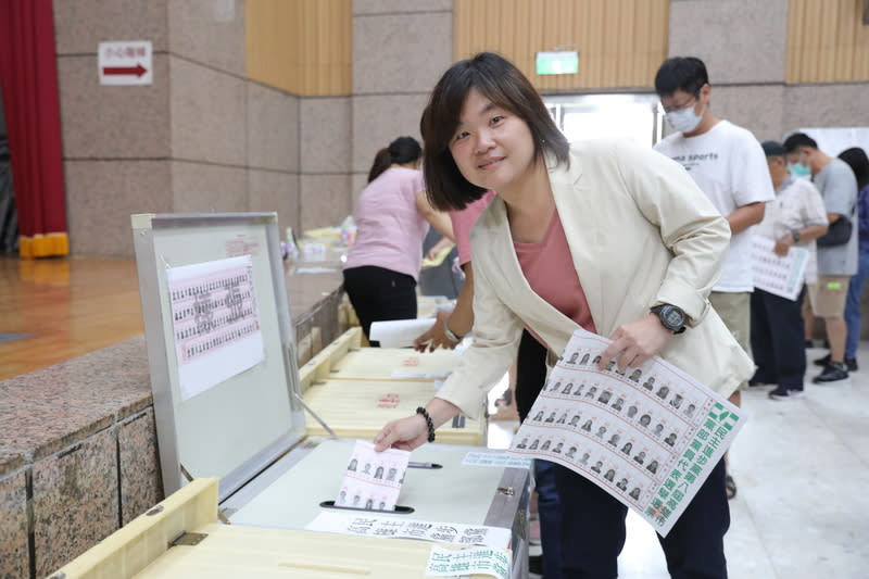 拚民進黨高市主委 陳慧文完成投票 民進黨全國黨代表暨地方主委選舉26日投票，參選高 雄市黨部主委的市議員陳慧文（前）上午完成投票。 她表示，對這次選舉審慎樂觀看待，不管最後結果如 何，還是要一起努力。 中央社記者張已亷攝  113年5月26日 