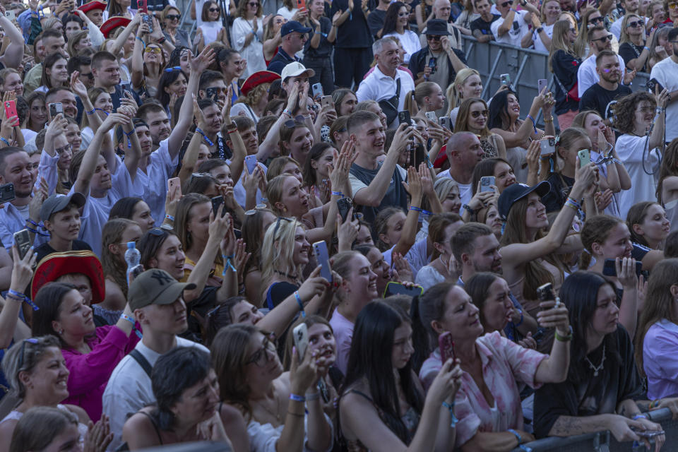 El público en un concierto del Festival Atlas en Kiev, Ucrania, el domingo 21 de julio de 2024. Este año, el festival de música más grande de Ucrania tocó una fibra sensible diferente. Atrás quedaron los artistas internacionales, los enormes escenarios y los cientos de miles de visitantes. (Foto AP/Anton Shtuka)