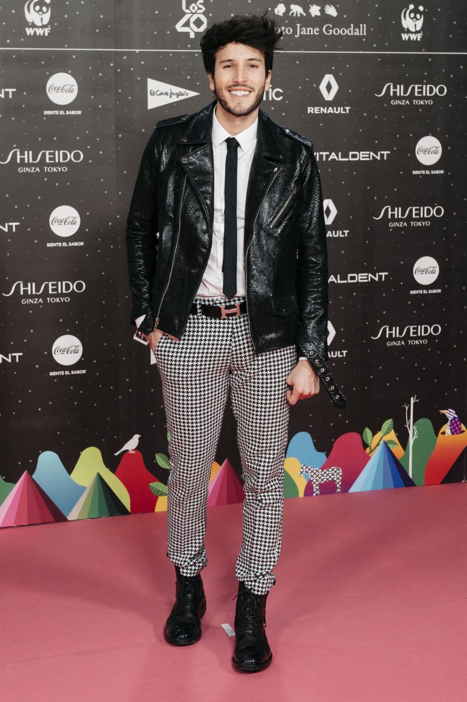 <p>Para rematar el 2019, Yatra viajó a Madrid y se presentó en Los 40 Music Awards con un look roquero compuesto por la clásica chamarra de cuero negra, corbata y pantalones a cuadros dentro de sus botas de amarrar estilo militar. No faltó el toque de lujo con su correa Hermès.</p>