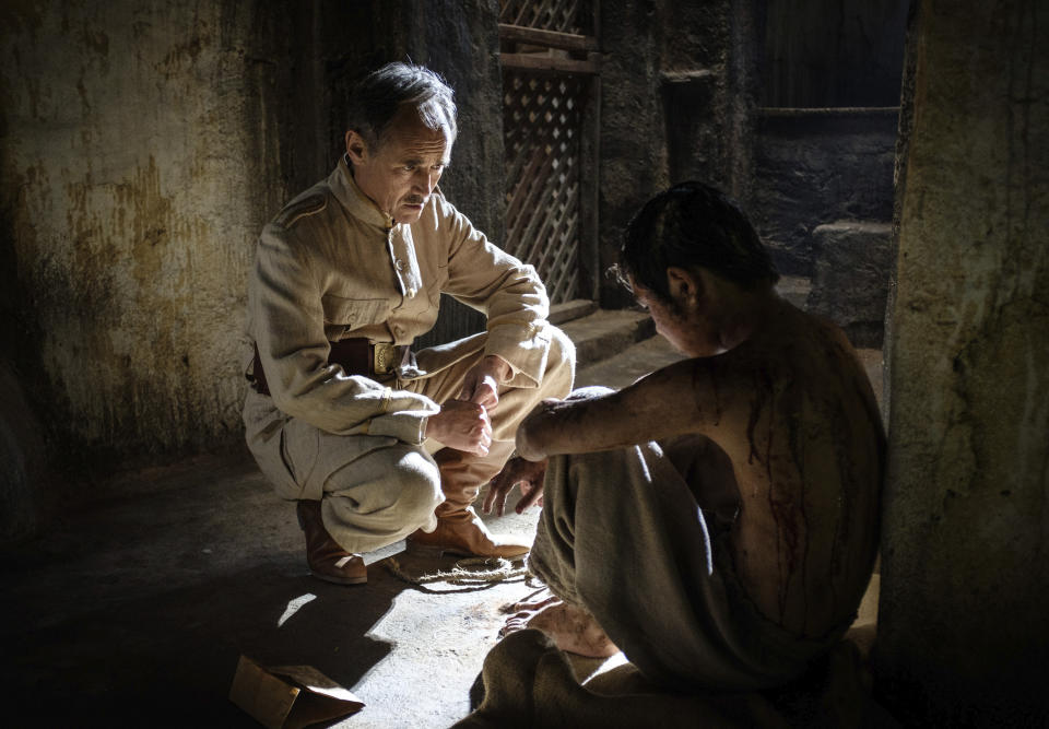 Mark Rylance, izquierda, en una escena de "Waiting for the Barbarians" en una imagen proporcionada por Samuel Goldwyn Films. (Fabrizio Di Giulio/Samuel Goldwyn Films via AP)