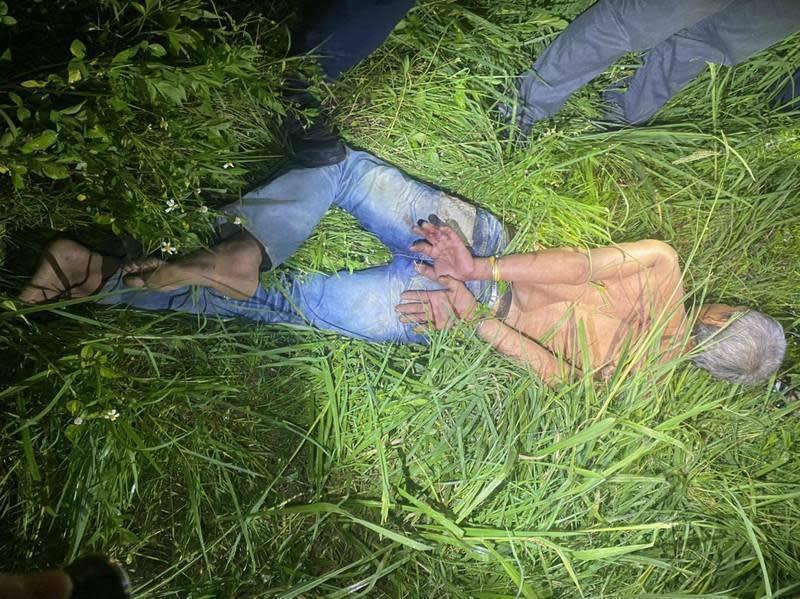 持刀殺害同鄉的泰籍移工阿塔，犯案後上半身赤裸，在公司宿舍附近草叢被逮。（警方提供）