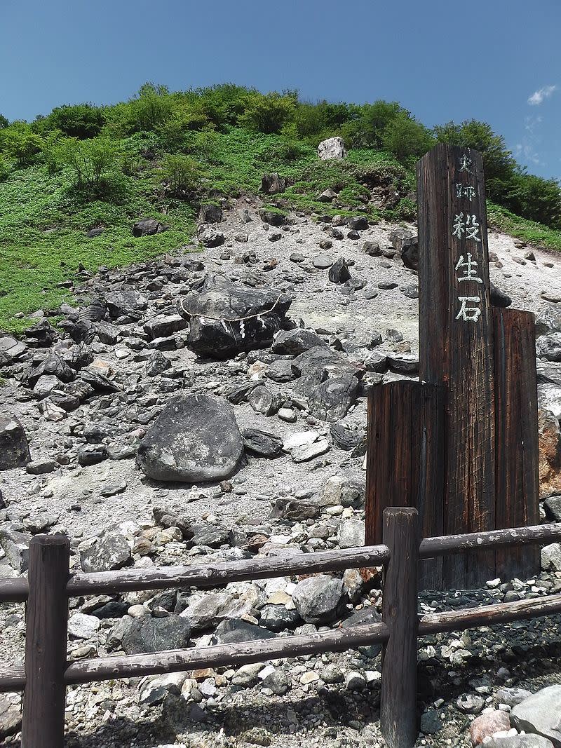 日本傳說900年前遭封印的九尾妖狐殺生石，今年3月被發現破了。（圖／翻攝自維基百科）