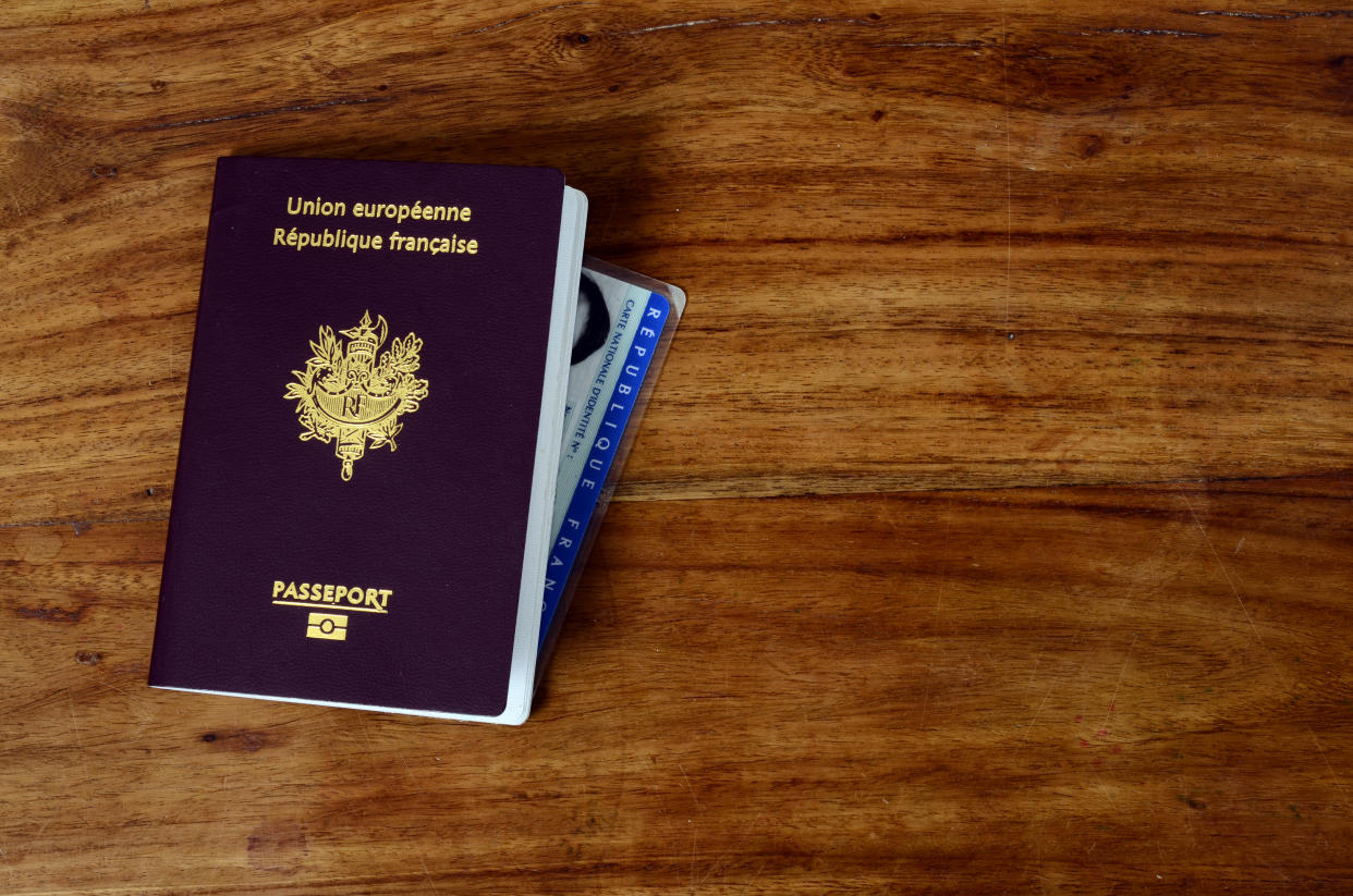 Passeport et carte d'identité français peuvent être revendus sur le darknet (crédit : getty image)