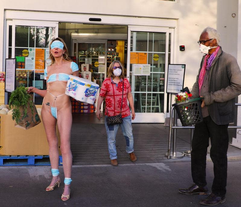 美國行為藝術家把口罩比基尼穿上身，抗議武漢肺炎是剝奪自由的騙局。（翻攝自DaVida Sal臉書）