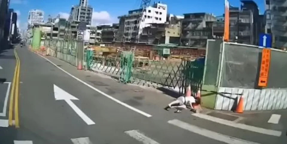 桃園貨車沒有禮讓行人，讓阿嬤嚇到跌倒。（圖：影片截圖）