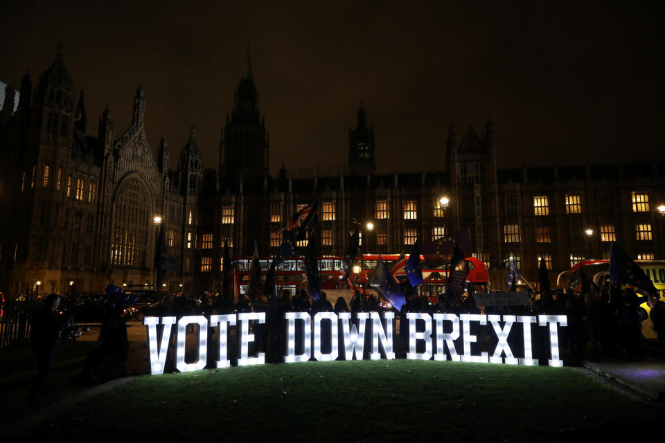 Viele Briten gehen nach wie vor gegen den Brexit auf die Straße (Bild: Reuters)