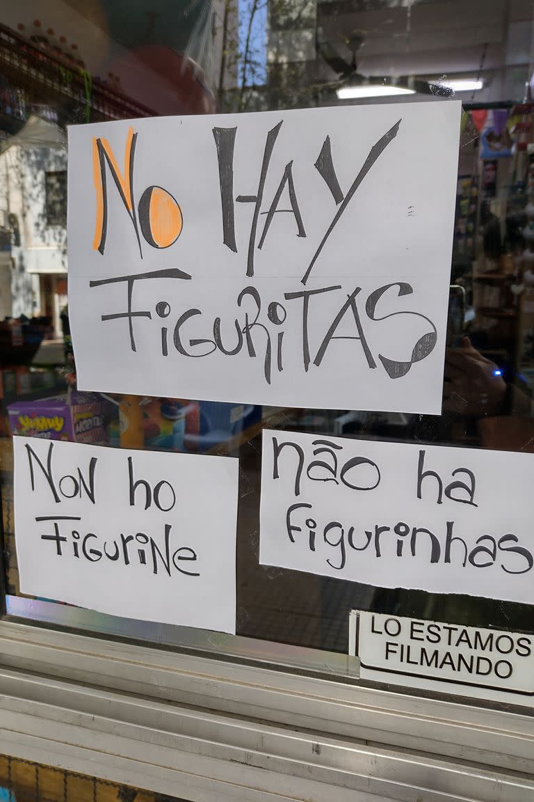 En un kiosco sobre la calle Altolaguirre, en Villa Urquiza, pusieron carteles en distintos idiomas