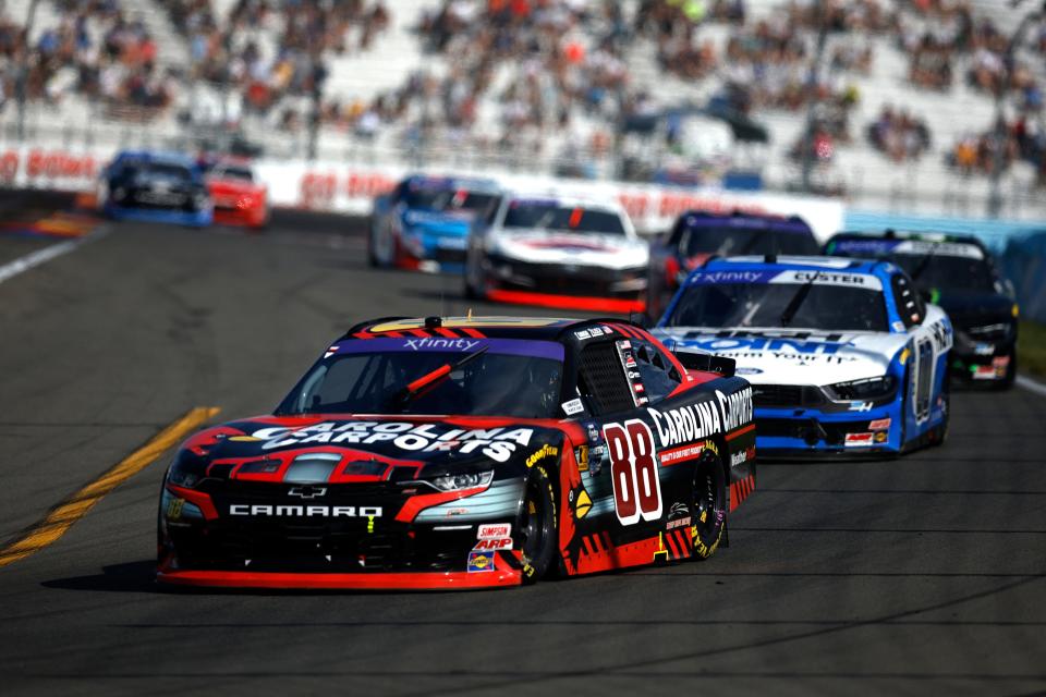 Connor Zilisch, conductor del Chevrolet No. 88 de Carolina Carports, conduce durante la NASCAR Xfinity Series Mission 200 en The Glen en Watkins Glen International el 14 de septiembre de 2024 en Watkins Glen.