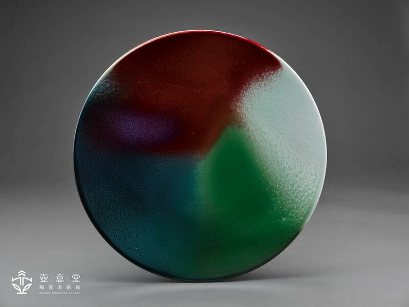 王修功多彩釉盤，盤直徑50公分，年份2005年，壺意堂陶瓷美術館展出。(取自官網臉書)