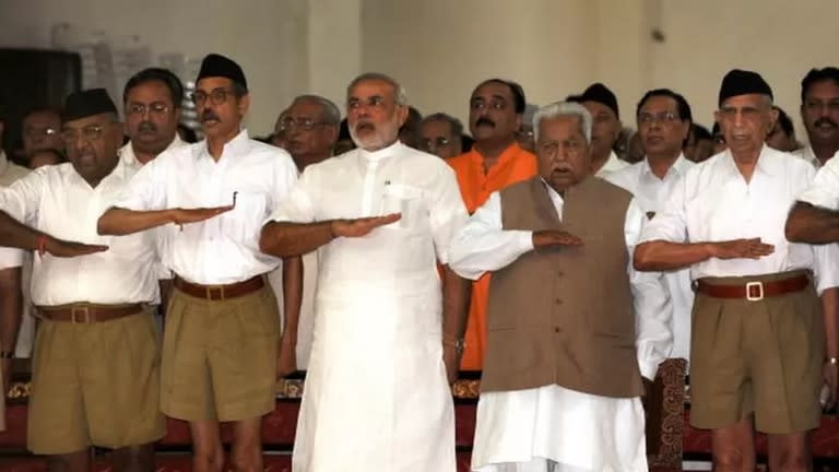 El Primer Ministro de la India, Narendra Modi (centro, vestido de blanco) en una reunión del RSS