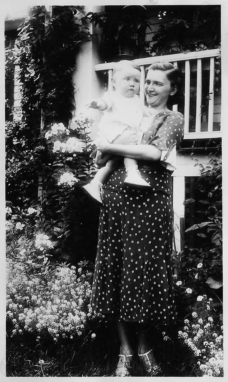 <p>Small prints, like polka dots, became fashionable for maternity wear, as it was seen as minimizing of a woman's bump.</p>