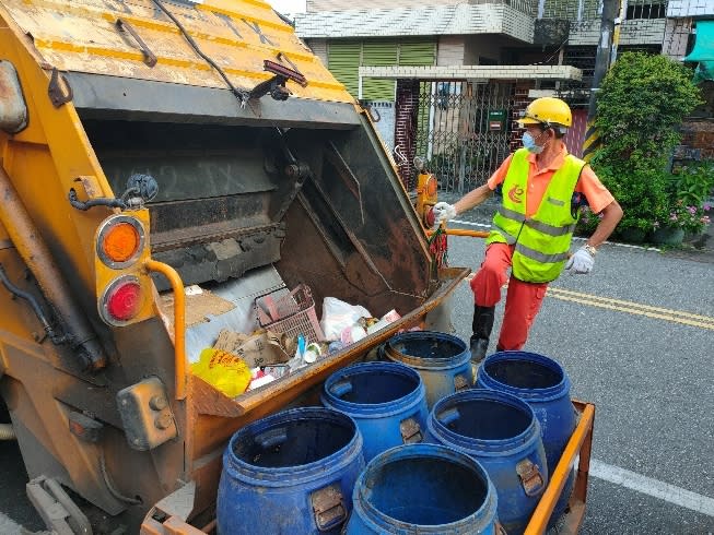 垃圾車裝設廚餘回收桶供民眾丟棄廚餘