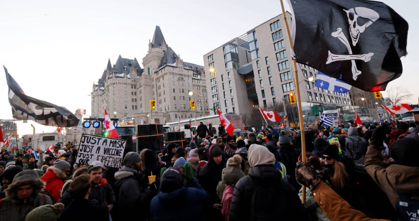 大批抗議民眾湧入渥太華街頭抗議。（圖／達志／路透社）