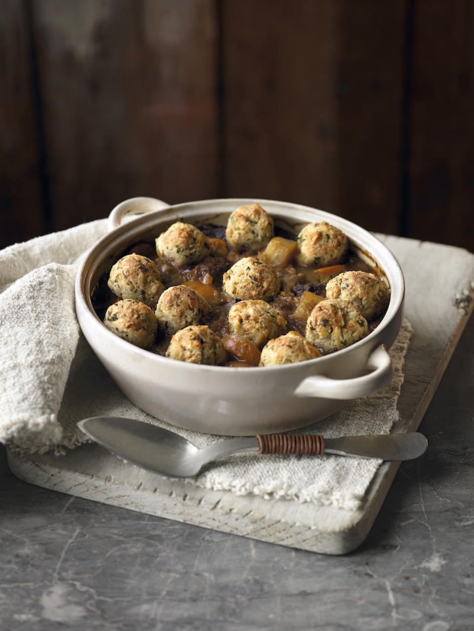 <p>Pour réaliser<a rel="nofollow noopener" href="http://www.waitrose.com/content/waitrose/en/home/recipes/recipe_directory/b/beef_in_stout_with_parsley_and_horseradish_dumplings.html" target="_blank" data-ylk="slk:cette;elm:context_link;itc:0;sec:content-canvas" class="link "> cette</a> recette de ragoût, remplacer la Stout par de la Guinness, et vous obtiendrez un repas parfait pour la Saint-Patrick. Et il ne s’agit pas de boulettes ordinaires, l’ajout de persil et de copeaux de raifort les rendront aussi spéciales que cette journée. [Photo : <a rel="nofollow noopener" href="http://www.waitrose.com/recipes" target="_blank" data-ylk="slk:www.waitrose.com/recipes;elm:context_link;itc:0;sec:content-canvas" class="link ">www.waitrose.com/recipes</a>] </p>