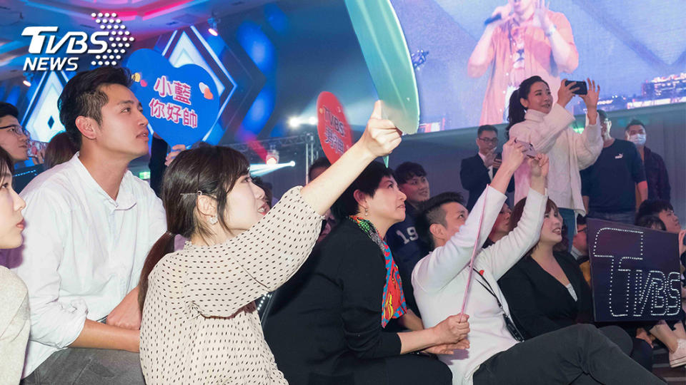 TVBS主播藍于洺登台演唱時，新聞部副總經理詹怡宜及主播群化身小粉絲舉牌尖叫、應援。(圖／TVBS)